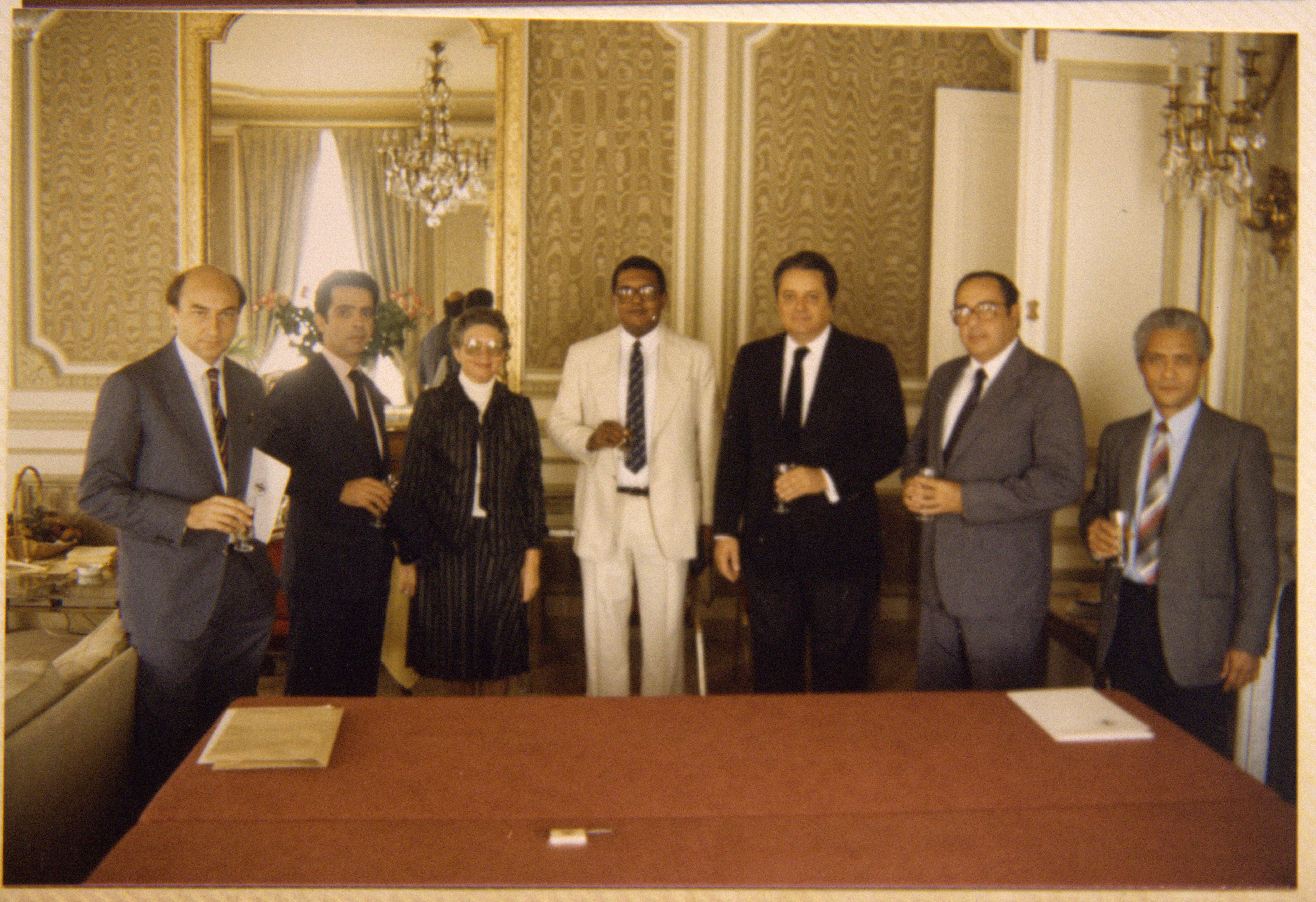 Integrantes do gabinete da Secretaria Geral do Ministério das Relações Exteriores e representantes diplomáticos cubanos posam para foto durante reunião para o reestabelecimento das relações diplomáticas entre os dois países. Da esquerda para a direita, Gelson Fonseca Júnior é o primeiro perfilado e o secretário-geral Paulo Tarso Flecha de Lima é o quinto.